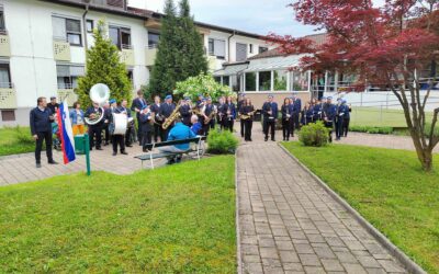 Obisk mestne godbe Kamnik in mažoretk na prvi maj